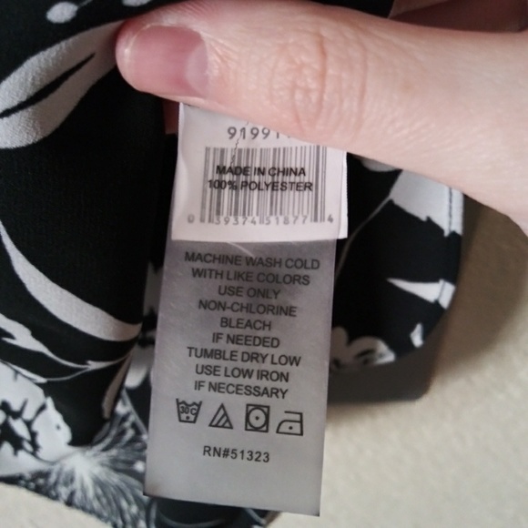 NWT Vince Camuto Black and White Floral Blouse - Picture 5 of 5